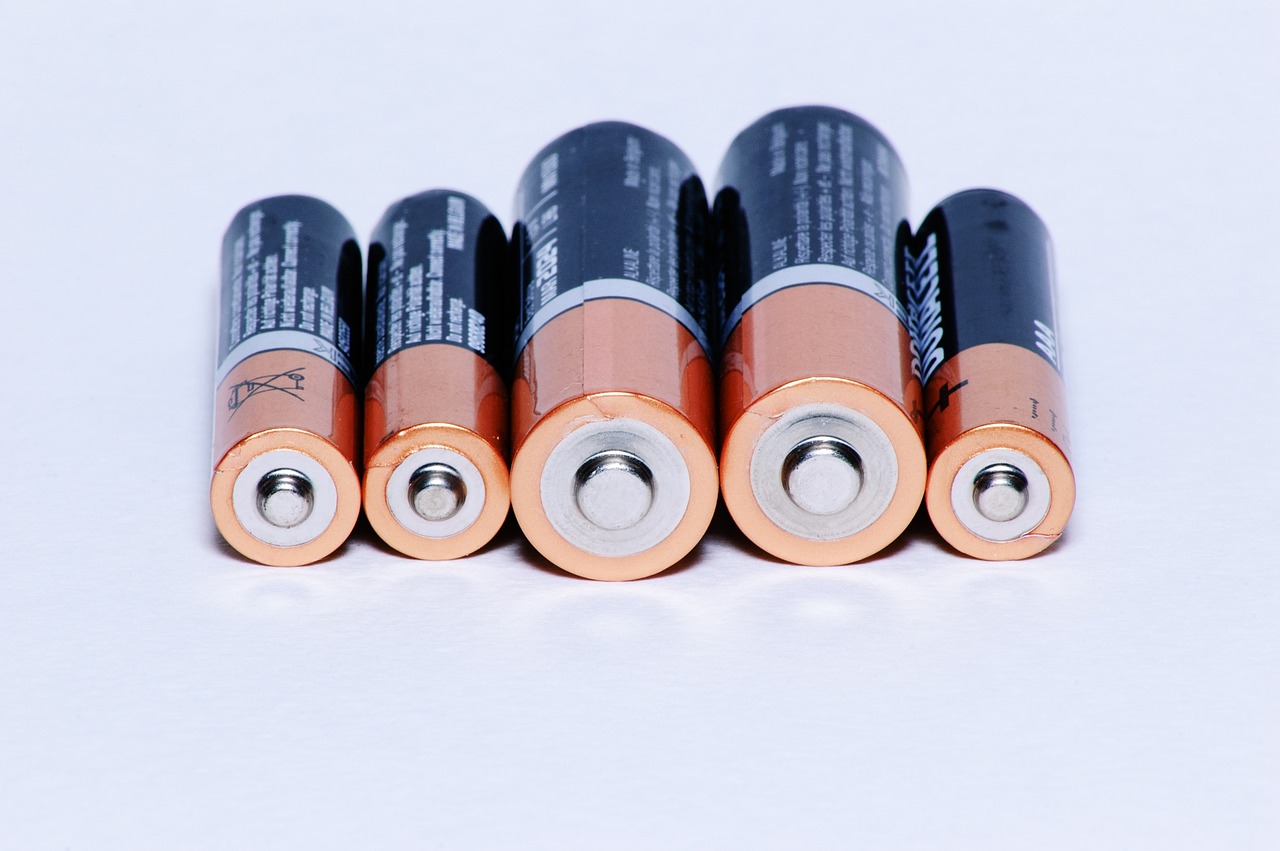 ¿Cómo se conecta un cargador de batería a la batería?