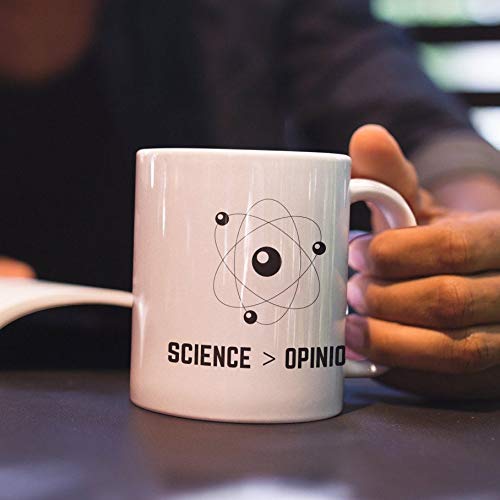 La ciencia es más grande que la opinión Taza de café: regalo de física, química y biología para un científico que se basa en hechos, datos científicos que en opiniones.
